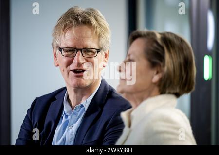 DEN HAAG - 23.02.2024, Henk te Velde (l), Professor für Nationalgeschichte und Carla van Baalen, Professor für parlamentarische Geschichte, nach einem Gespräch mit dem Informanten Kim Putters. Der Informateur empfing die Professoren, um über alternative Schrankvarianten informiert zu werden. ANP ROBIN VAN LONKHUIJSEN niederlande aus - belgien aus Stockfoto