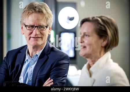 DEN HAAG - 23.02.2024, Henk te Velde (l), Professor für Nationalgeschichte und Carla van Baalen, Professor für parlamentarische Geschichte, nach einem Gespräch mit dem Informanten Kim Putters. Der Informateur empfing die Professoren, um über alternative Schrankvarianten informiert zu werden. ANP ROBIN VAN LONKHUIJSEN niederlande aus - belgien aus Stockfoto