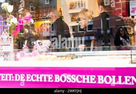 DEN BOSCH – Kunden kaufen Bossche Bollen bei Banketbakkerij Jan de Groot. De Bossche Bol gibt es seit hundert Jahren. ANP IRIS VAN DEN BROEK niederlande aus - belgien aus Stockfoto