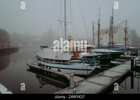 Nebeliger Hafen mit Yachten in Danzig Polen Stockfoto