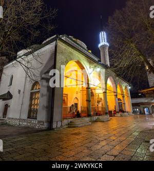 Sarajevo – BiH – 10. Februar 2024: Die Gazi Husrev Beg Moschee ist eine Moschee in Sarajevo. Sie wurde im 16. Jahrhundert erbaut und ist die größte historische Moschee in Bosnien Stockfoto