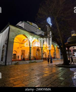 Sarajevo – BiH – 10. Februar 2024: Die Gazi Husrev Beg Moschee ist eine Moschee in Sarajevo. Sie wurde im 16. Jahrhundert erbaut und ist die größte historische Moschee in Bosnien Stockfoto