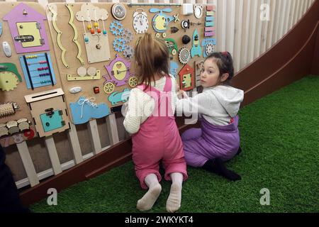 Nicht exklusiv: DNIPRO, UKRAINE - 19. FEBRUAR 2024 - Kinder spielen im sicheren Bereich „Spilno“ am Hauptbahnhof, Dnipro, Ostukraine. Stockfoto