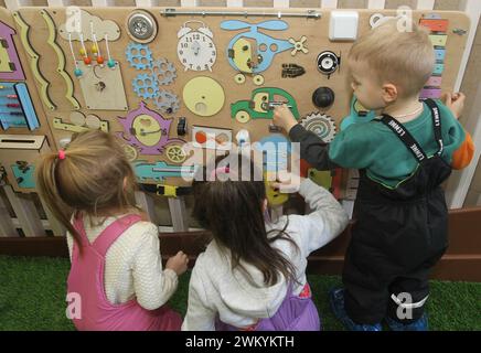 Nicht exklusiv: DNIPRO, UKRAINE - 19. FEBRUAR 2024 - Kinder spielen im sicheren Bereich „Spilno“ am Hauptbahnhof, Dnipro, Ostukraine. Stockfoto