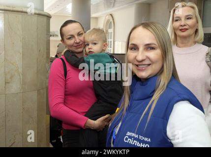 Nicht exklusiv: DNIPRO, UKRAINE - 19. FEBRUAR 2024 - Besucher des sicheren Bereichs „Spilno“ am Hauptbahnhof, Dnipro, Ostukraine. Stockfoto