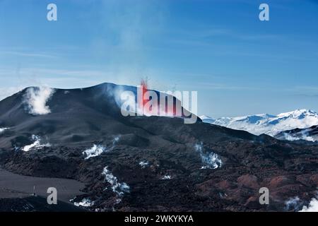 Am 21. März 2010 entstand eine 2.000 Fuß lange (500 Meter lange) Spalte im Fimmvorduhals Pass, Island Stockfoto