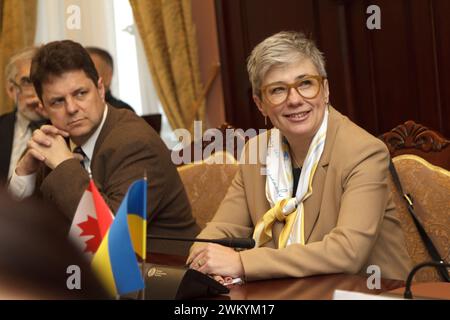 Nicht exklusiv: KIEW, UKRAINE - 21. FEBRUAR 2024 - Stellvertretender Minister für Bildung und Wissenschaft der Ukraine Mykhailo Vynnyzkyi und außerordentlicher Botschafter Stockfoto