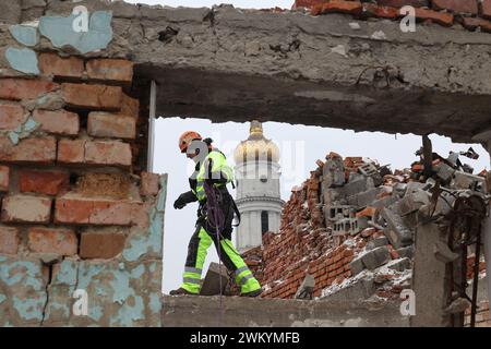 Nicht exklusiv: CHARKIW, UKRAINE - 21. FEBRUAR 2024 - ein Experte des Versorgungsunternehmens Charkivspetsbud arbeitet an der Beseitigung der Folgen Russlands Stockfoto