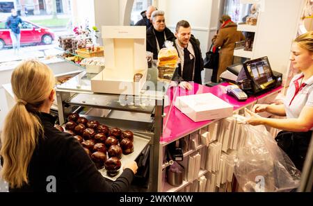 DEN BOSCH – Kunden kaufen Bossche Bollen bei Banketbakkerij Jan de Groot. De Bossche Bol gibt es seit hundert Jahren. ANP IRIS VAN DEN BROEK niederlande aus - belgien aus Stockfoto