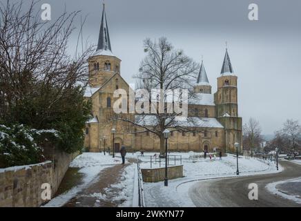 Winterblick auf St.. Godehartkirche in Hildesheim an bewölktem Tag, Niedersachsen Stockfoto