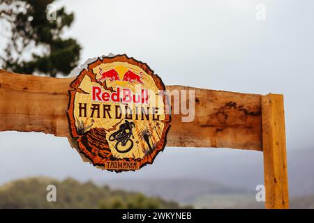 Maydena, Tasmanien, Australien. Februar 2024. MAYDENA, AUSTRALIEN - 23. FEBRUAR: Beschilderung bei Red Bull Hardline Tasmania am 23. Februar 2024 in Maydena, Australien. (Kreditbild: © Chris Putnam/ZUMA Press Wire) NUR REDAKTIONELLE VERWENDUNG! Nicht für kommerzielle ZWECKE! Stockfoto