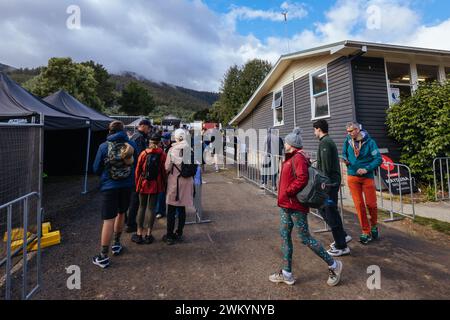 Maydena, Tasmanien, Australien. Februar 2024. MAYDENA, AUSTRALIEN - 23. FEBRUAR: Fans kommen am 23. Februar 2024 in Maydena, Australien, für Red Bull Hardline Tasmania an. (Kreditbild: © Chris Putnam/ZUMA Press Wire) NUR REDAKTIONELLE VERWENDUNG! Nicht für kommerzielle ZWECKE! Stockfoto