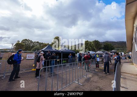 Maydena, Tasmanien, Australien. Februar 2024. MAYDENA, AUSTRALIEN - 23. FEBRUAR: Fans kommen am 23. Februar 2024 in Maydena, Australien, für Red Bull Hardline Tasmania an. (Kreditbild: © Chris Putnam/ZUMA Press Wire) NUR REDAKTIONELLE VERWENDUNG! Nicht für kommerzielle ZWECKE! Stockfoto