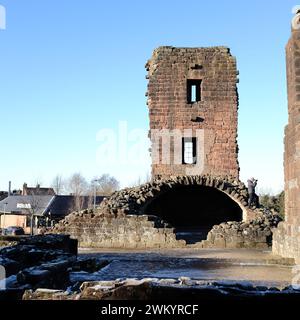 Ein Fotograf macht ein Foto, während er auf den Ruinen von Penrith Castle steht, das Ende des 14. Jahrhunderts erbaut wurde, um sich gegen Schotten zu verteidigen Stockfoto