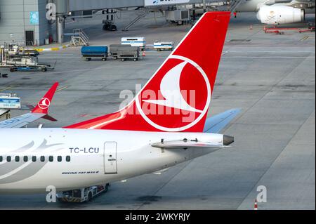 ISTANBUL - 23. JAN: Flugzeug mit dem Logo der türkischen Fluggesellschaften an der Oberfläche am Flughafen Havalimani Istanbul am 23,2024. Januar in der Türkei. Stockfoto