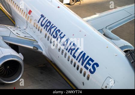 ISTANBUL - 23. JAN: Flugzeug mit dem Logo der türkischen Fluggesellschaften an der Oberfläche am Flughafen Havalimani Istanbul am 23,2024. Januar in der Türkei. Stockfoto