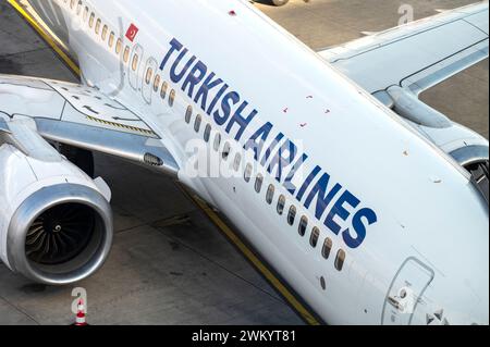 ISTANBUL - 23. JAN: Flugzeug mit dem Logo der türkischen Fluggesellschaften an der Oberfläche am Flughafen Havalimani Istanbul am 23,2024. Januar in der Türkei Stockfoto