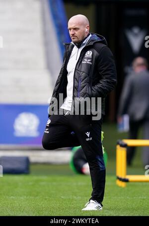 Schottischer Cheftrainer Gregor Townsend während des Mannschaftslaufs im Scottish Gas Murrayfield Stadium in Edinburgh. Bilddatum: Freitag, 23. Februar 2024. Stockfoto