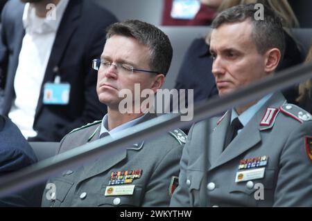Berlin, Deutschland, 23.02.2024: Deutscher Bundestag: 155. Sitzung: AndrÃ Wüstner und Marcel Bohnert, Deutscher Bundeswehrverband, hören der Debatte zu. Auf der Tagesordnung steht ein Bericht über den Einsatz in Afghanistan und spätere Entscheidungen über den Auslandseinsatz der Bundeswehr im Roten Meer *** Berlin, 23 02 2024 Deutscher Bundestag 155. Tagung AndrÃ Wüstner und Marcel Bohnert, Deutscher Bundeswehrverband, auf der Tagesordnung steht ein Bericht über den Einsatz in Afghanistan und spätere Beschlüsse über den Auslandseinsatz der Bundeswehrkräfte im Roten Meer Urheberrecht: xd Stockfoto