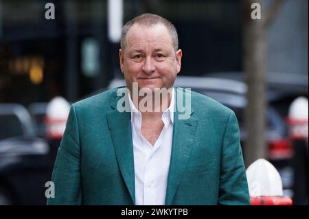 London, UK 23 Feb 2024 Mike Ashley kommt am High Court an. Mike Ashleys Firma, Fraser Group, bringt Morgan Stanley vor Gericht. Mike Ashleys Frasers Group hat Morgan Stanley wegen seiner Entscheidung, eine Margenausforderung in Höhe von 1 Mrd. Dollar aufzuerlegen, vorgeworfen, dass der Umzug der Bank teilweise von den bescheidenen Anfängen des Unternehmers getrieben wurde. Mike Ashley sagte, dass Morgan Stanley versucht habe, den britischen Einzelhändler aus seiner Position bei der deutschen Marke Hugo Boss zu zwingen, und sagte, die Nachfrage nach Sicherheiten sei absolut unglaublich. Die Auseinandersetzung betrifft lange Positionen, die Frasers in Hugo Boss fr. Anhäuften Stockfoto