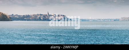 Die Donau schlängelt sich anmutig am historischen Stadtteil Zemun von Belgrad vorbei mit dem Gardos-Turm, wo bezaubernde Häuser mit roten Dächern und das alte chur zu sehen sind Stockfoto