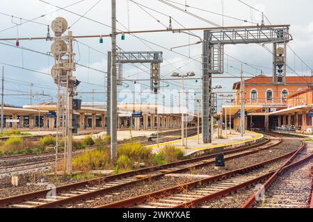 Pisa Centrale Bahnhof in Pisa Blick von der Gleisseite, Pisa, Italien Stockfoto