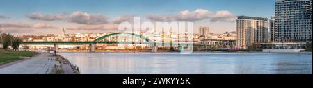 29. November 2023, Belgrad, Serbien: Die Schönheit der Belgrader Uferpromenade mit ihren berühmten Brücken über die majestätische Save. Stockfoto