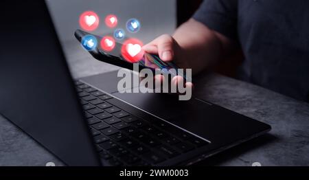 Frauen nutzen soziale Medien auf dem Smartphone, während sie eine Pause von der Arbeit machen. Marketing-Online-Konzept. Technologienetzwerk. Stockfoto