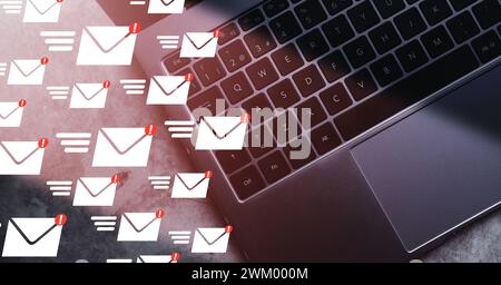 Laptop Draufsicht mit Schnittstelle Warnung Spam Virus. Schutz vor Internetgefahren. Junk- und Müllpost. Kompromittierte Informationen. Stockfoto