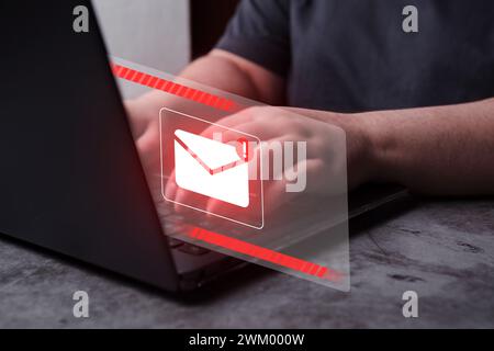 Frau benutzen Laptop mit Hologramm Schnittstelle Benachrichtigung Warnung vor Spam Virus. Schutz vor Internetgefahren. Junk- und Müllpost. Stockfoto