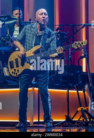 22. Februar 2024, Motorpoint Arena, Nottingham, Großbritannien. Veranstaltung: Rick Astley unterstützt von Belinda Carlisle. Bildunterschrift: Bassist Bild: Mark Dunn / Alamy Live News (Unterhaltung) Stockfoto
