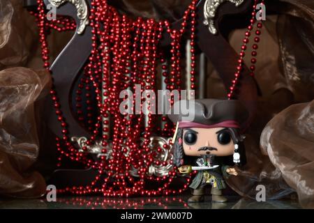 Funko Pop Actionfigur von Kapitän Jack Sparrow aus dem Film Pirates of the Caribbean. Schatz, rote Halskette, Hahnenhut, Schwert, Höhle, dunkler Palast. Stockfoto