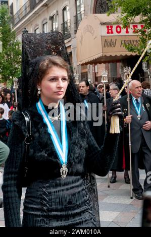 Frau mit spanischer Mantilla in einer Karwoche-Prozession. Arenal Street, Madrid, Spanien. Stockfoto