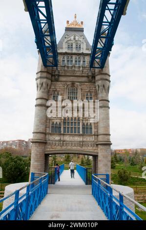 Die Tower Bridge, Parque Europa. Torrejon de Ardoz, Provinz Madrid, Spanien. Stockfoto