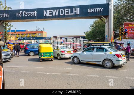 Viel Verkehr vor dem Eingang zum Bahnhof Neu Delhi, Indien Stockfoto