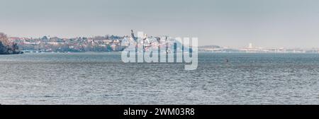 Die Donau schlängelt sich anmutig am historischen Stadtteil Zemun von Belgrad vorbei mit dem Gardos-Turm, wo bezaubernde Häuser mit roten Dächern und alte Kirchen zu sehen sind Stockfoto