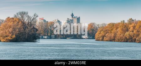 29. November 2023, Belgrad, Serbien: Ein malerischer Herbsttag entlang der Donau in Belgrad, Serbien, mit dem ikonischen Zepter-Turm, der über dem C thront Stockfoto