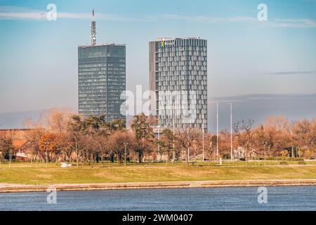 29. November 2023, Belgrad, Serbien: Belgrads Skyline mit Microsoft-Zeichen auf dem Büroturm, ein Symbol für Innovation und Fortschritt in der Stadt Stockfoto