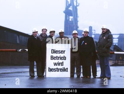 Ereignisse aus 1965-90 DEU, Deutschland, Dortmund: Persönlichkeiten aus der Politik, Wirtschaft und Kultur aus den Jahren 1965-90 Dortmund. Hoesch AG. IG Metall -Warnstreik 6/1980 DEU, Dortmund: Persönlichkeiten aus Politik, Wirtschaft und Kultur aus den Jahren 1965-90 NRW *** Veranstaltungen aus 1965 90 DEU, Deutschland, Dortmund Persönlichkeiten aus Politik, Wirtschaft und Kultur aus den Jahren 1965 90 Dortmund Hoesch AG IG Metall Warnstreik 6 1980 DEU, Deutschland, Dortmunder Persönlichkeiten aus Politik, Wirtschaft und Kultur aus den Jahren 1965 90 NRW Stockfoto