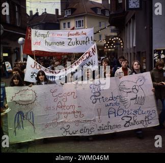 Ereignisse aus 1965-90 DEU, Deutschland, Dortmund: Persönlichkeiten aus der Politik, Wirtschaft und Kultur aus den Jahren 1965-90 Dortmund. Friedensbewegung. Demonstration ca. 1981 DEU, Deutschland, Dortmund: Persönlichkeiten aus Politik, Wirtschaft und Kultur aus den Jahren 1965-90 NRW *** Veranstaltungen aus 1965 90 DEU, Deutschland, Dortmund Persönlichkeiten aus Politik, Wirtschaft und Kultur aus den Jahren 1965 90 Dortmund Friedensbewegung Demonstration CA 1981 DEU, Deutschland, Dortmund Persönlichkeiten aus Politik, Wirtschaft und Kultur aus den Jahren Dortmund Wirtschaft und Kultur aus den Jahren 1965 90 NRW Stockfoto