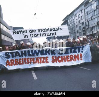 Ereignisse aus 1965-90 DEU, Deutschland, Dortmund: Persönlichkeiten aus der Politik, Wirtschaft und Kultur aus den Jahren 1965-90 Dortmund. Hoesch AG. IG Metall -Warnstreik 6/1980 DEU, Dortmund: Persönlichkeiten aus Politik, Wirtschaft und Kultur aus den Jahren 1965-90 NRW *** Veranstaltungen aus 1965 90 DEU, Deutschland, Dortmund Persönlichkeiten aus Politik, Wirtschaft und Kultur aus den Jahren 1965 90 Dortmund Hoesch AG IG Metall Warnstreik 6 1980 DEU, Deutschland, Dortmunder Persönlichkeiten aus Politik, Wirtschaft und Kultur aus den Jahren 1965 90 NRW Stockfoto