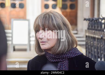 London, England, Großbritannien. Februar 2024. Shamima Begums Anwältin gibt eine Erklärung vor dem Royal Courts of Justice ab, als sie ihre Berufung gegen die Entfernung ihrer britischen Staatsbürgerschaft verliert. Begum reiste 2015 nach Syrien, um im Alter von 15 Jahren der Terrorgruppe ISIS beizutreten, und wurde ihr die Staatsbürgerschaft entzogen. (Kreditbild: © Vuk Valcic/ZUMA Press Wire) NUR REDAKTIONELLE VERWENDUNG! Nicht für kommerzielle ZWECKE! Stockfoto