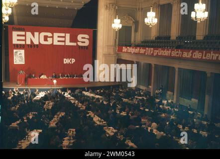 Ereignisse aus 1965-90 DEU, Deutschland, Dortmund: Persönlichkeiten aus der Politik, Wirtschaft und Kultur aus den Jahren 1965-90 Wuppertal. DKP ehren Engels 1970 .Kommunisten. DEU, Deutschland, Dortmund: Persönlichkeiten aus Politik, Wirtschaft und Kultur aus den Jahren 1965-90 NRW *** Veranstaltungen aus 1965 90 DEU, Deutschland, Dortmund Persönlichkeiten aus Politik, Wirtschaft und Kultur aus den Jahren Wuppertal DKP ehrt Engels 1970 Kommunisten DEU, Deutschland, Dortmund Persönlichkeiten aus Politik, Wirtschaft und Kultur aus den Jahren 1965 90 Wirtschaft und Kultur aus den Jahren 1965 90 NRW Stockfoto