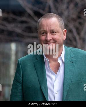 London, England, Großbritannien. Februar 2024. MIKE ASHLEY, der Chef der Frasers Group, kommt beim High Court an, als er Morgan Stanley verklagt. (Kreditbild: © Tayfun Salci/ZUMA Press Wire) NUR REDAKTIONELLE VERWENDUNG! Nicht für kommerzielle ZWECKE! Stockfoto