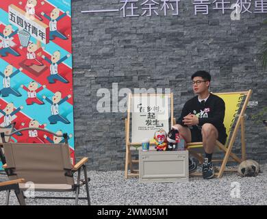 Peking, China. Februar 2024. Chen Zhe sitzt am 10. Mai 2023 in seinem Café mit chinesischem Comic-Thema im Dorf Yucun im County Anji, der ostchinesischen Provinz Zhejiang. Quelle: Xinhua/Alamy Live News Stockfoto