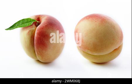 Pfirsich mit isoliertem weißem Hintergrund Stockfoto
