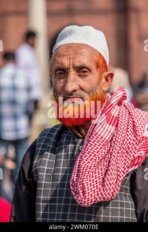 Ein rotbärtiger muslimischer Mann in der Jama-Masjid-Moschee in Delhi Stockfoto