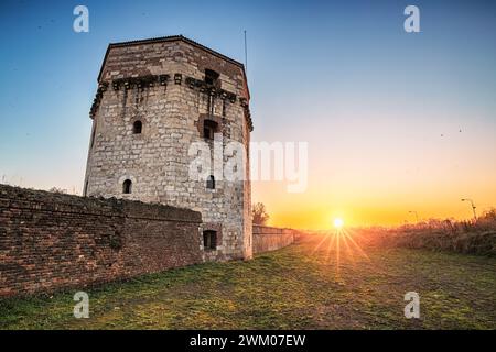 Kalemegdan Festung in Belgrad, um die alten Mauern, Verteidigungstürme und einen Panoramablick auf den Balkan zu erleben, während die Sonne über der Geschichte untergeht Stockfoto