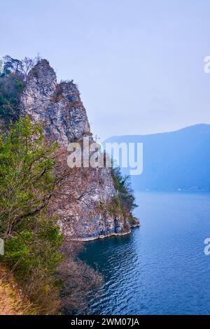 Das felsige Ufer des Luhganer Sees auf dem Olivenbaumweg zwischen Castagnola und Gandria, Lugano, Schweiz Stockfoto