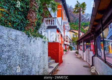 Der Olive Tree Trail führt zwischen Restaurants und Hotels am Ufer des Luganer Sees, Lugano, Schweiz Stockfoto